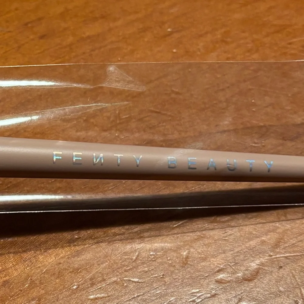 Fenty Beauty Highlighter Brush 135